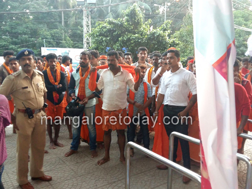 bajarangdal protest against Dilwale in mangalore
